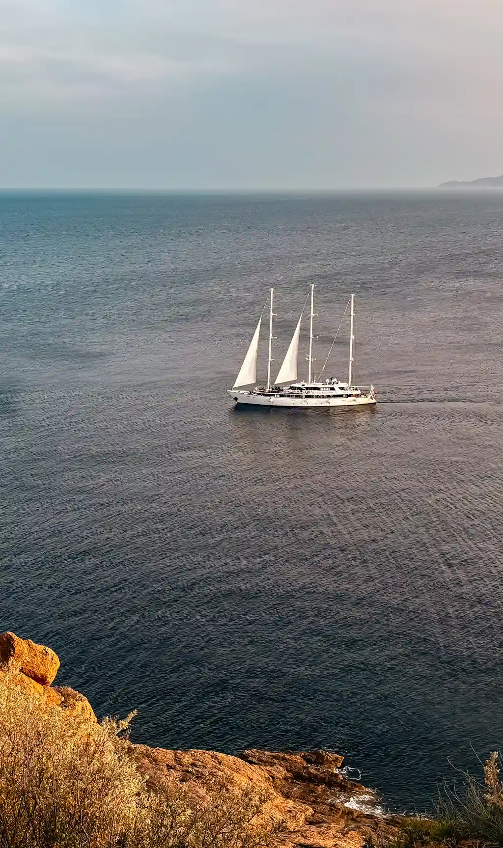 Ein Segelboot auf dem Ägäischen Meer in Griechenland